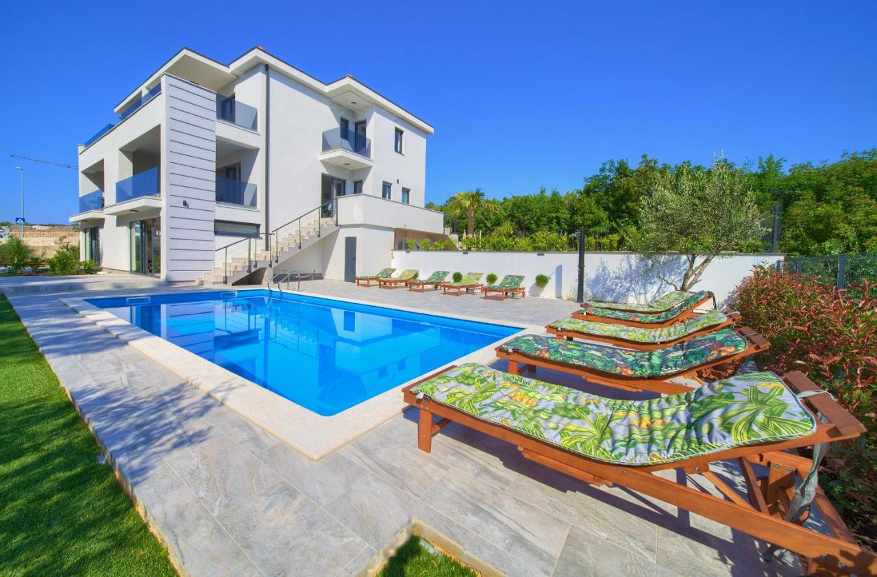 Apartments Paola & Karla With Pool Крк Екстер'єр фото