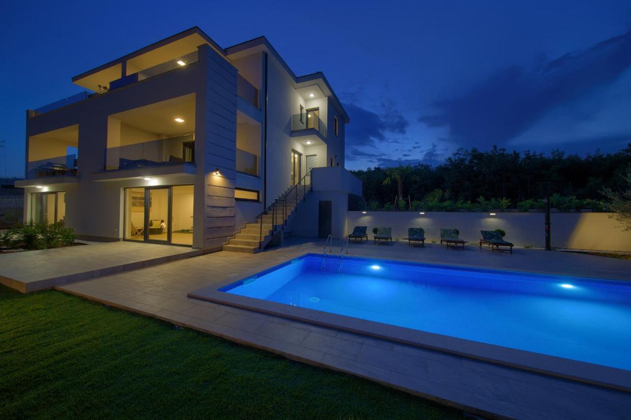 Apartments Paola & Karla With Pool Крк Екстер'єр фото